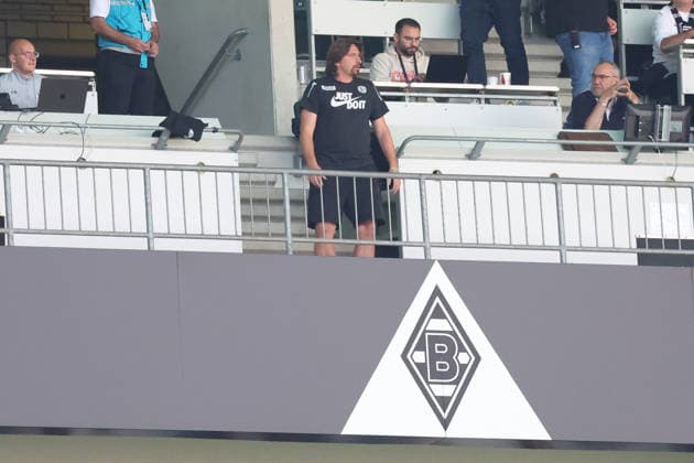 September 5, 2026, xrekx, Soccer, Bundesliga 1, Borussia Mönchengladbach vs. SV Elversberg, end of the game: Vincent Wagner, coach of SV 07 Elversberg, in the press box; press box, team, players celebrating after the game, team, players, celebrating at the end of the match DFL DFB REGULATIONS PROHIBIT ANY USE OF PHOTOGRAPHS as IMAGE SEQUENCES and or QUASI-VIDEO Mönchengladbach
