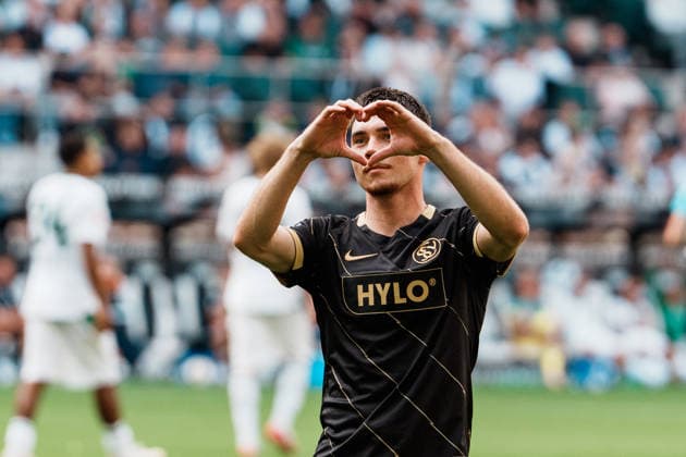 Germany Men s Soccer Bundesliga 1 2026–2027, Matchday 2: VfL Borussia Mönchengladbach vs. SV Elversberg at Borussia Park—Jubilation, Goal, Joy, Celebrating, Fun, Emotions by Felix Keidel. SV Elversberg, 43rd minute after the equalizer, 3–3, Heart to the Fans Copyright: xThiemoxRudolphx