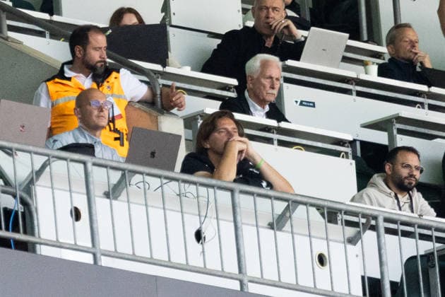 Mönchengladbach, Germany May 3, 2026 1. Bundesliga 2026–2027 Matchday 2 Borussia Mönchengladbach vs. SV Elversberg Pictured: Coach Vincent Wagner of SV Elversberg in the press box. DFL and DFB regulations prohibit any use of photographs as image sequences and or quasi-video footage. Borussia Park, North Rhine-Westphalia Copyright: xFotostandx xGörtzx
