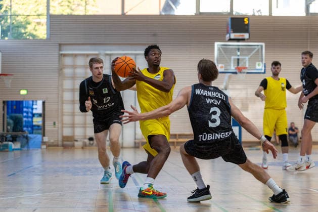 Desmond Watson (Kreisbau Kirchheim Knights, 04) faces off against Kristian Sjolund (Tigers Tübingen, 12) and Aiden Warnholtz (Tigers Tübingen, 03), 03 Kreisbau Kirchheim Knights vs. Tübingen Tigers, Basketball, Barmer Basketball 2. Bundesliga ProA, Exhibition Game, 2026–2027 Season, September 5, 2026, Kreisbau Kirchheim Knights vs. Tuebingen Tigers, Basketball, Barmer Basketball 2. Bundesliga ProA, Exhibition Game, 2026–2027 Season, September 5, 2026, Kirchheim Copyright: xEibner-Pressefoto DavidexDixGiovannix EP_DGI