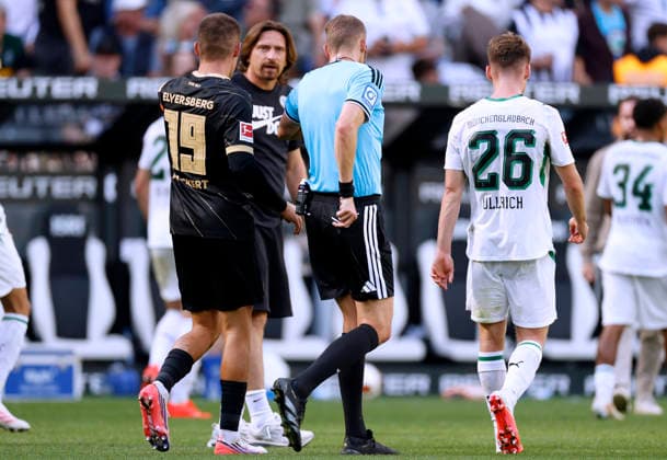 WAGNER Vincent, Coach of SV Elversberg, and Referee PETERSEN Martin: Red Card, DFL Soccer Bundesliga, 2026–2027 Season, Bundesliga Match: Borussia Mönchengladbach vs. SV Elversberg, Mönchengladbach, September 5, 2026. DFL REGULATIONS PROHIBIT ANY USE OF PHOTOGRAPHS as IMAGE SEQUENCES and or QUASI-VIDEO Copyright: xLacixPerenyix