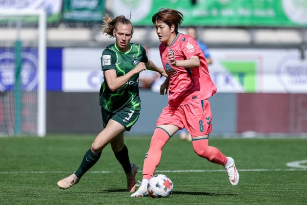 v li Lieske Carleer (VfL Wolfsburg), 3, and Mei Shimada (SV Werder Bremen), 8, in a one-on-one, duel, dynamic moment, action, game scene, DFB REGULATIONS PROHIBIT ANY USE OF PHOTOGRAPHS AS SEQUENCE IMAGES AND OR VIDEO-LIKE PHOTO SERIES DFB REGULATIONS PROHIBIT ANY USE OF PHOTOGRAPHS AS SEQUENCE IMAGESENCES AND OR QUASI-VIDEO, 06 09 2026, Wolfsburg, Germany, Soccer, Google Pixel Women’s Bundesliga, VfL Wolfsburg vs. SV Werder Bremen xobx