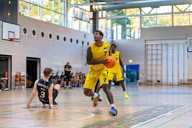 Desmond Watson of the Kreisbau Kirchheim Knights (No. 04) gives Aiden Warnholtz of the Tübingen Tigers (No. 03) no chance. Kreisbau Kirchheim Knights vs. Tübingen Tigers, Basketball, Barmer Basketball 2. Bundesliga ProA, Exhibition Game, 2026–2027 Season, September 5, 2026, Kreisbau Kirchheim Knights vs. Tübingen Tigers, Basketball, Barmer Basketball 2. Bundesliga ProA, Exhibition Game, 2026–2027 Season, September 5, 2026, Kirchheim Copyright: xEibner-Pressefoto DavidexDixGiovannix EP_DGI