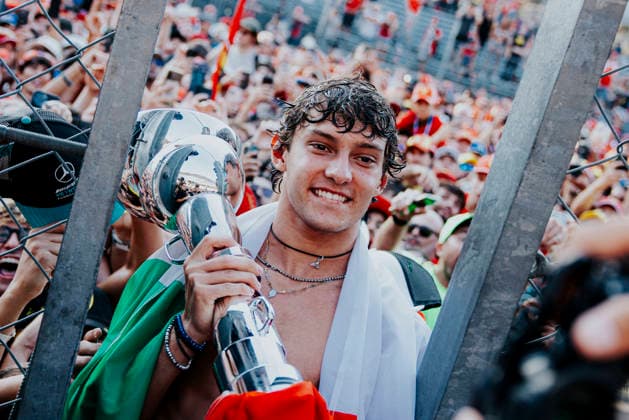 Formula 1 Pirelli Gran Premio d’Italia 2026 Maxime Le Juste OVERTAKE MAXPPP - Monza 06 09 2026 12 ANTONELLI Kimi (ita), Mercedes-AMG PETRONAS Formula One Team, portrait winner celebration at the Formula 1 Pirelli Gran Premio d’Italia 2026, the 13th round of the 2026 FIA Formula 1 World Championship, WM, Weltmeisterschaft at the Autodromo Nazionale Monza in Monza, Italy, from 03 to 06 September 2026 Monza Autodromo Nazionale Monza Italy  Copyright: xOVERTAKE MAXPPPxMaximexLexJustex OVT202609063201 OVT202609063201