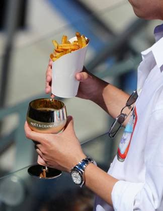 Sport Bilder des Tages A spectator with some champagne and fries 2026 US Open, Day Eight, USTA Billie Jean King National Tennis Center, New York, USA - 06 Sep 2026New York USTA Billie Jean King National T New York (NY) United States of America EDITORIAL USE ONLY No use with unauthorised audio, video, data, fixture lists, club league logos or live services. Online in-match use limited to 120 images, no video emulation. No use in betting, games or single club league player publications.  Copyright: xJavierxGarcia Shutterstockx 17137666x