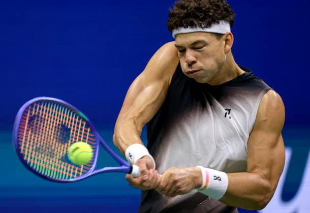 US Open tennis tournament - Day 8 epaselect Ben Shelton of the USA in action against Stefanos Tsitsipas of Greece during the Men s Singles fourth round of the US Open Tennis Championships in Flushing Meadows, New York, USA, 06 September 2026. FLUSHING MEADOWS NEW YORK United States  Copyright: xCRISTOBALxHERRERA-ULASHKEVICHx