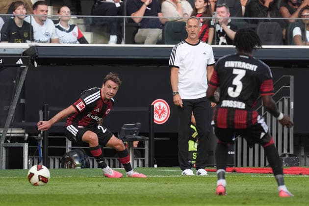 Coach Adi Hütter of Eintracht Frankfurt is keeping an eye on Mario Götze Eintracht Frankfurt, September 6, 2026, Bundesliga, 2026–2027 season, Eintracht Frankfurt vs. FC Augsburg, Deutsche Bank Park, Matchday 2