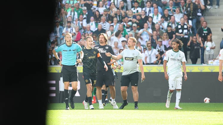 September 5, 2026, xrekx, Soccer, Bundesliga 1, Borussia Mönchengladbach vs. SV Elversberg, Referee: Martin Petersen, Vincent Wagner (Coach, SV 07 Elversberg), Received a red card, Received a red card DFL DFB REGULATIONS PROHIBIT ANY USE OF PHOTOGRAPHS as IMAGE SEQUENCES and or QUASI-VIDEO Moenchengladbach