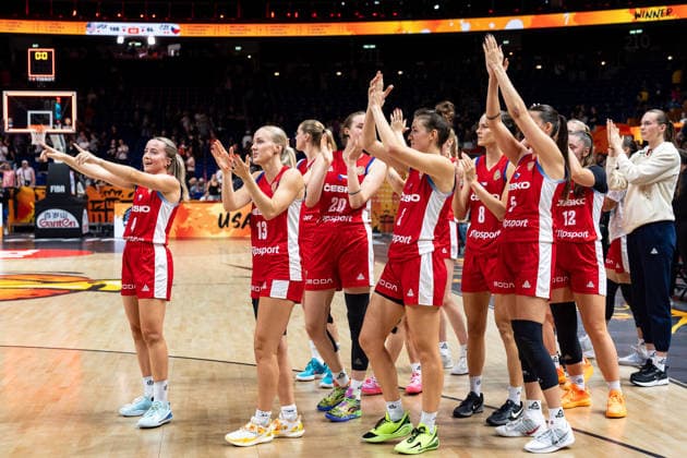 The Czech team thanks the fans: Gabriela Andelova (Czech Republic), 04; Petra Holesinska (Czech Republic), 13; Natalie Koucka (Czech Republic), 20; Julie Pospisilova (Czech Republic), 02; Veronika Vorackova (Czech Republic), 08, Natalie Stoupalova (Czech Republic), 05, Monika Fucikova (Czech Republic), 12, GER, USA vs. Czech Republic, Basketball, FIBA Women’s World Cup 2026, Group Stage, Matchday 3, September 7, 2026, GER, USA vs. Czech Republic, Basketball, 2026 FIBA Women’s World Cup, Group Stage, Matchday 3, September 7, 2026, Berlin Copyright: xEibner-Pressefoto MaxxVincenx EP_MVN