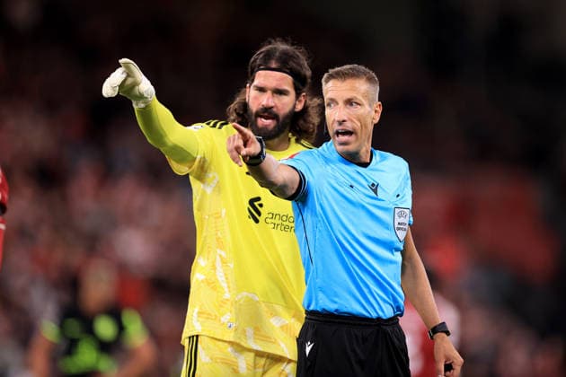 Liverpool gegen Atlético Madrid, 9. September 2026, UEFA Champions League, Gruppenphase: Liverpool gegen Atlético Madrid. Liverpools Torhüter Alisson Becker und Schiedsrichter Davide Massa. Foto: Simon Stacpoole. Abseits. Liverpool, Großbritannien  Copyright: xSimonxStacpoolexOffside