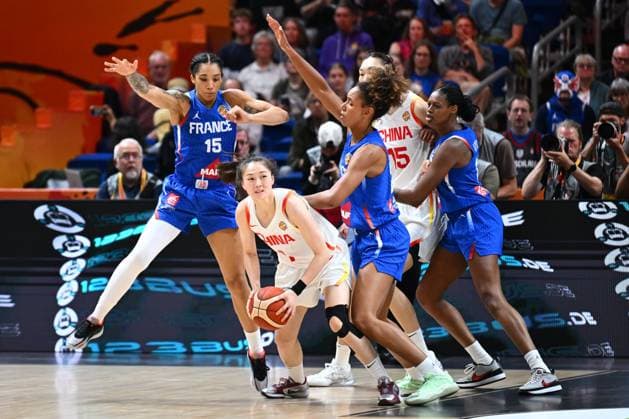 China v France - FIBA Women s Basketball World Cup 2026 Quarter-Final BERLIN, GERMANY - SEPTEMBER 10 : Williams Gabby forward of France, Zhang Manman guard of China, Badiane Marieme center of France during the FIBA Women s Basketball World Cup quarter final match between China and France in Berlin on September 10, 2026 in Berlin, Germany, 10 09 2026 Berlin Germany  Copyright: xVincentxKalutx
