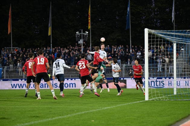September 11, 2026, GER, Soccer, Regionalliga Nord, Matchday 8, 2026–2027 Season, Oldenburg, Marschweg Stadium, VfB Oldenburg vs. Hannover 96 II U23 Marc SCHRÖDER SCHROEDER of VfB Oldenburg scores with a header toward the 96 goal at Oldenburg’s Marschweg Stadium in Lower Saxony, Germany Copyright: xnordphotoxGmbHx xRojahnx