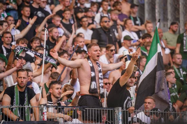 Germany Soccer Bundesliga 2026–2027, Matchday 3: SC Freiburg vs. Borussia Mönchengladbach at Europa-Park Stadium in Freiburg. Angry and disappointed Borussia Mönchengladbach fans in the visitors’ section; one supporter shouts emotionally toward the field. Frustration, annoyance, anger, disappointment, defeat, rough start, crisis, Borussia Mönchengladbach, Gladbach, fans, ultras, visiting fans, away fans, fan section, stands, spectators, emotions, soccer, Bundesliga Copyright: xJOERANxSTEINSIEKx