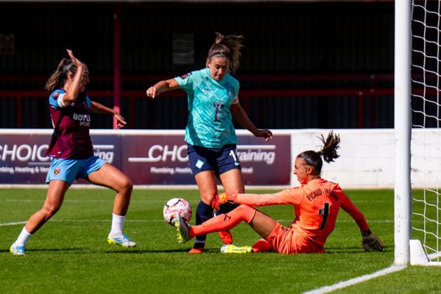 Barclays Women™s Super League match between West Ham United and London City Lionesses LONDON, ENGLAND - SEPTEMBER 12: Alexia Putellas of London City Lionesses, Katie Zelem of West Ham United, Constance Picaud of West Ham United during the Barclays Women™s Super League match between West Ham United and London City Lionesses at Chigwell Construction Stadium on September 12, 2026 in London, England (Photo by Nina Farooqi beanhive) London United Kingdom Copyright: xNinaxFarooqix