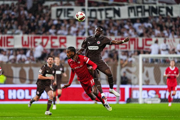 Cleiton, VfL Wolfsburg, 33, Abdoulie Ceesay, FC St. Pauli, 09 GER, FC St. Pauli vs. VfL Wolfsburg, Soccer, 2. Bundesliga, Matchday 5, 2026–2027 Season, September 12, 2026 DFL regulations prohibit any use of photographs as image sequences and or quasi-video GER, FC St. Pauli vs. VfL Wolfsburg, Soccer, 2. Bundesliga, Matchday 5, 2026–2027 Season, September 12, 2026, Hamburg Copyright: xEibner-Pressefoto MarcelxvonxFehrnx EP_MFN