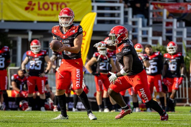 handover Hugh Harvey (Potsdam Royals, 08 Quarter Back) to Chrisman Kyei (Potsdam Royals, 02 Running Back) Potsdam Royals vs ifm Razorbacks Ravensburg, American Football, German Football League, Week 19, 2026, 12.09.2026, Potsdam Sportpark Luftschiffhafen Brandenburg Germany Copyright: xPFA SebastianxJustx