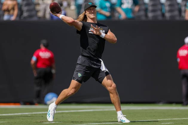 JACKSONVILLE, FL - SEPTEMBER 13: Trevor Lawrence 16 of the Jacksonville Jaguars warms up before the game between the Jacksonville Jaguars and the Cleveland Browns on September 13, 2026 at EverBank Stadium in Jacksonville, Fl. (Photo by David Rosenblum Icon Sportswire) NFL, American Football Herren, USA SEP 13 Browns at Jaguars EDITORIAL USE ONLY Icon260913263632