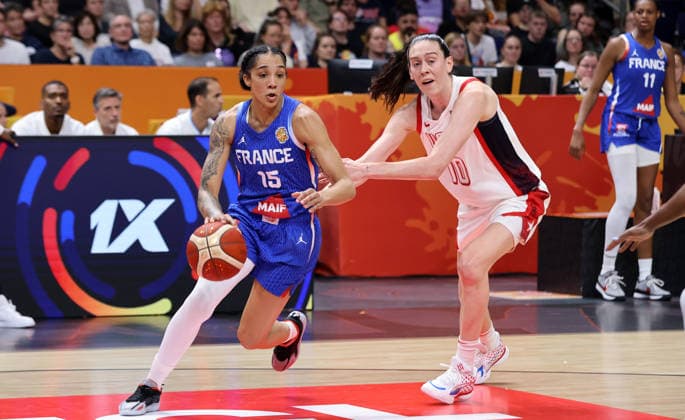 Gabby Williams with the ball, Breanna Stewart in a duel; game highlight; action; sports; basketball; FIBA World Cup; Women s World Championship; World Cup Final; 2026–2027 season; September 13, 2026; France vs. USA