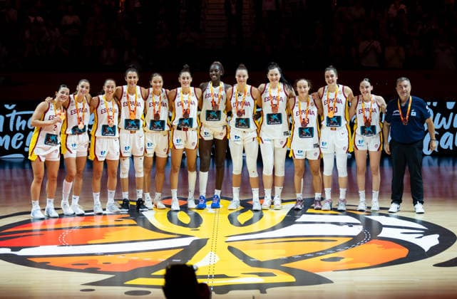 Spain V Germany: 3rd Place Game - FIBA Women s Basketball World Cup Germany 2026 The Spain team celebrates its victory in the FIBA Women s Basketball World Cup 2026 3rd place game against Germany, securing the bronze medal, in Berlin, Germany, on September 13, 2026. Berlin Germany  Copyright: xMarcinxGolbax originalFilename:golba-spainvge260913_npihW.jpg