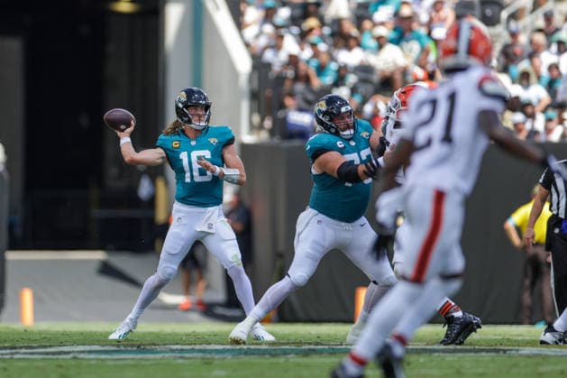 JACKSONVILLE, FL - SEPTEMBER 13: Trevor Lawrence 16 of the Jacksonville Jaguars throws a pass during the game between the Jacksonville Jaguars and the Cleveland Browns on September 13, 2026 at EverBank Stadium in Jacksonville, Fl. (Photo by David Rosenblum Icon Sportswire) NFL, American Football Herren, USA SEP 13 Browns at Jaguars EDITORIAL USE ONLY Icon260913265026