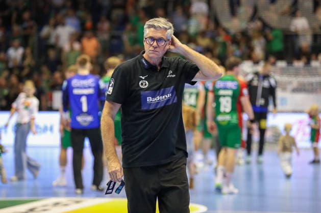 September 13, 2026, xgox, Handball Opel HBL SC Magdeburg vs. HSG Wetzlar, from left: Runar Sigtryggsson (Wetzlar), coach looks disappointed, looks dejected, looks downcast, looks disappointed (Magdeburg)