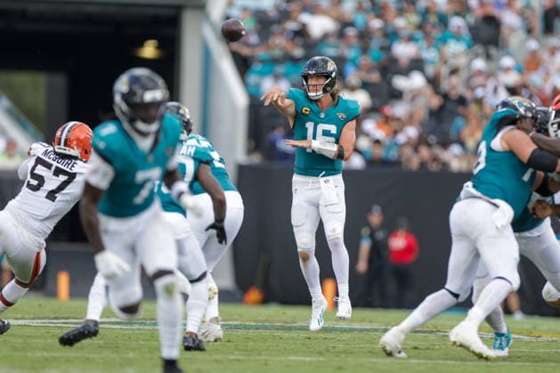 JACKSONVILLE, FL - SEPTEMBER 13: Trevor Lawrence 16 of the Jacksonville Jaguars throws a pass during the game between the Jacksonville Jaguars and the Cleveland Browns on September 13, 2026 at EverBank Stadium in Jacksonville, Fl. (Photo by David Rosenblum Icon Sportswire) NFL, American Football Herren, USA SEP 13 Browns at Jaguars EDITORIAL USE ONLY Icon260913266181