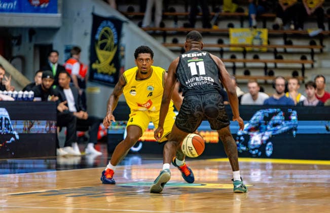 Desmond Watson (Kreisbau Kirchheim Knights), No. 04, here against Darius Perry (MHP Riesen Ludwigsburg), No. 11; Kreisbau Kirchheim Knights vs. MHP Riesen Ludwigsburg, Basketball, Netto BBL Cup, Cup Game, 2026–2027 Season, September 13, 2026, Kreisbau Kirchheim Knights vs. MHP Riesen Ludwigsburg, Basketball, Netto BBL Cup, Cup Game, 2026–2027 Season, September 13, 2026, Göppingen Copyright: xEibner-Pressefoto DavidexDixGiovannix EP_DGI