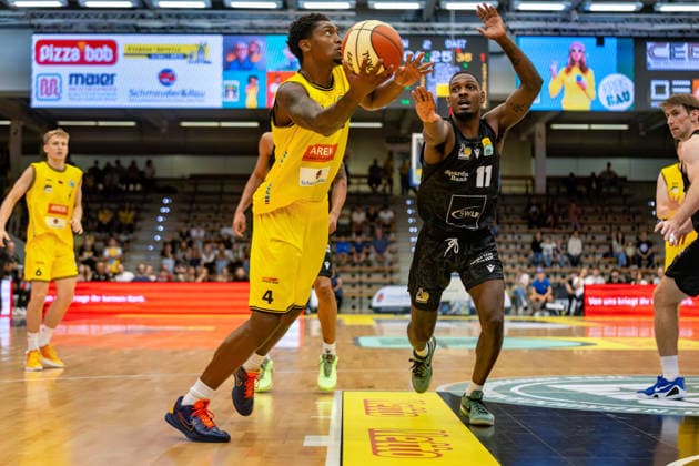 Desmond Watson of the Kreisbau Kirchheim Knights, No. 04, goes up for a jump shot; Darius Perry of the MHP Riesen Ludwigsburg, No. 11, arrives too late. Kreisbau Kirchheim Knights vs. MHP Riesen Ludwigsburg, Basketball, Netto BBL Cup, Cup Game, 2026–2027 Season, September 13, 2026, Kreisbau Kirchheim Knights vs. MHP Riesen Ludwigsburg, Basketball, Netto BBL Cup, Cup Game, 2026–2027 Season, September 13, 2026, Göppingen Copyright: xEibner-Pressefoto DavidexDixGiovannix EP_DGI