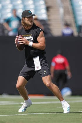 JACKSONVILLE, FL - SEPTEMBER 13: Trevor Lawrence 16 of the Jacksonville Jaguars warms up before the game between the Jacksonville Jaguars and the Cleveland Browns on September 13, 2026 at EverBank Stadium in Jacksonville, Fl. (Photo by David Rosenblum Icon Sportswire) NFL, American Football Herren, USA SEP 13 Browns at Jaguars EDITORIAL USE ONLY Icon260913263580