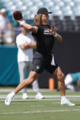 JACKSONVILLE, FL - SEPTEMBER 13: Trevor Lawrence 16 of the Jacksonville Jaguars warms up before the game between the Jacksonville Jaguars and the Cleveland Browns on September 13, 2026 at EverBank Stadium in Jacksonville, Fl. (Photo by David Rosenblum Icon Sportswire) NFL, American Football Herren, USA SEP 13 Browns at Jaguars EDITORIAL USE ONLY Icon260913263590