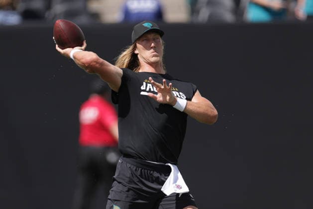 JACKSONVILLE, FL - SEPTEMBER 13: Trevor Lawrence 16 of the Jacksonville Jaguars warms up before the game between the Jacksonville Jaguars and the Cleveland Browns on September 13, 2026 at EverBank Stadium in Jacksonville, Fl. (Photo by David Rosenblum Icon Sportswire) NFL, American Football Herren, USA SEP 13 Browns at Jaguars EDITORIAL USE ONLY Icon260913263616