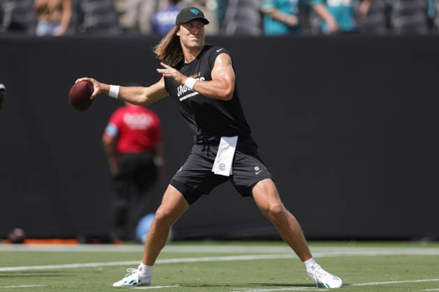 JACKSONVILLE, FL - SEPTEMBER 13: Trevor Lawrence 16 of the Jacksonville Jaguars warms up before the game between the Jacksonville Jaguars and the Cleveland Browns on September 13, 2026 at EverBank Stadium in Jacksonville, Fl. (Photo by David Rosenblum Icon Sportswire) NFL, American Football Herren, USA SEP 13 Browns at Jaguars EDITORIAL USE ONLY Icon260913263630