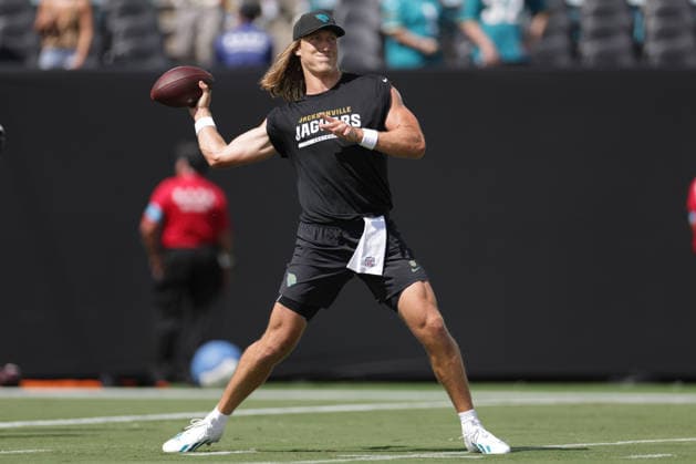 JACKSONVILLE, FL - SEPTEMBER 13: Trevor Lawrence 16 of the Jacksonville Jaguars warms up before the game between the Jacksonville Jaguars and the Cleveland Browns on September 13, 2026 at EverBank Stadium in Jacksonville, Fl. (Photo by David Rosenblum Icon Sportswire) NFL, American Football Herren, USA SEP 13 Browns at Jaguars EDITORIAL USE ONLY Icon260913263631
