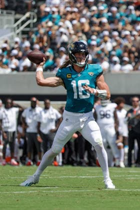 JACKSONVILLE, FL - SEPTEMBER 13: Trevor Lawrence 16 of the Jacksonville Jaguars throws a pass during the game between the Jacksonville Jaguars and the Cleveland Browns on September 13, 2026 at EverBank Stadium in Jacksonville, Fl. (Photo by David Rosenblum Icon Sportswire) NFL, American Football Herren, USA SEP 13 Browns at Jaguars EDITORIAL USE ONLY Icon260913263845