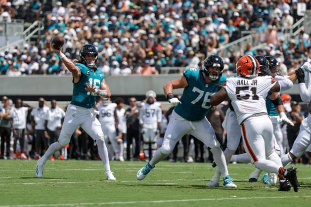 JACKSONVILLE, FL - SEPTEMBER 13: Trevor Lawrence 16 of the Jacksonville Jaguars throws a pass during the game between the Jacksonville Jaguars and the Cleveland Browns on September 13, 2026 at EverBank Stadium in Jacksonville, Fl. (Photo by David Rosenblum Icon Sportswire) NFL, American Football Herren, USA SEP 13 Browns at Jaguars EDITORIAL USE ONLY Icon260913263846