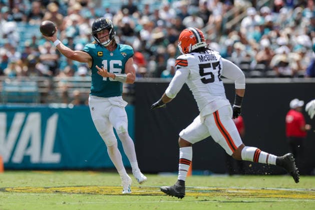 JACKSONVILLE, FL - SEPTEMBER 13: Trevor Lawrence 16 of the Jacksonville Jaguars throws a pass during the game between the Jacksonville Jaguars and the Cleveland Browns on September 13, 2026 at EverBank Stadium in Jacksonville, Fl. (Photo by David Rosenblum Icon Sportswire) NFL, American Football Herren, USA SEP 13 Browns at Jaguars EDITORIAL USE ONLY Icon260913265348