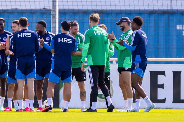 September 15, 2026, Soccer, FC Schalke 04 practice; Coach Miron Muslic; FC Schalke 04 players clap and then walk through a guard of honor formed by their teammates; Gelsenkirchen; FC Schalke 04 training facility; North Rhine-Westphalia, Germany; xRHR; PHOTO YYx Copyright: RHR-FOTOx RHR-FOTO YY