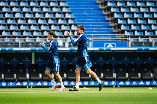 Hamburger SV Training, September 15, 2026: Mario Vuskovic (44) of Hamburger SV is back in training, high-fiving the fans. Soccer, Training, Return. Mario Vuskovic at Hamburger SV training on September 15, 2026, at the Volksparkstadion, Hamburg DFL REGULATIONS PROHIBIT ANY USE OF PHOTOGRAPHS AS IMAGE SEQUENCES AND OR QUASI-VIDEO Copyright: xBEAUTIFULxSPORTS Tonhäuserx