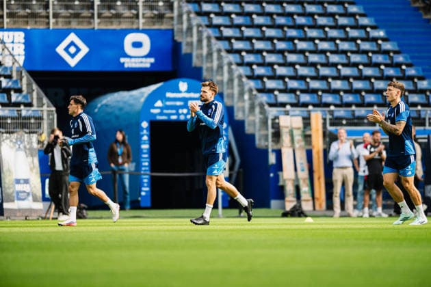 Hamburger SV Training, September 15, 2026: Mario Vuskovic (44) of Hamburger SV is back in training, high-fiving the fans. Soccer, Training, Return. Mario Vuskovic at Hamburger SV training on September 15, 2026, at the Volksparkstadion, Hamburg DFL REGULATIONS PROHIBIT ANY USE OF PHOTOGRAPHS AS IMAGE SEQUENCES AND OR QUASI-VIDEO Copyright: xBEAUTIFULxSPORTS Tonhäuserx