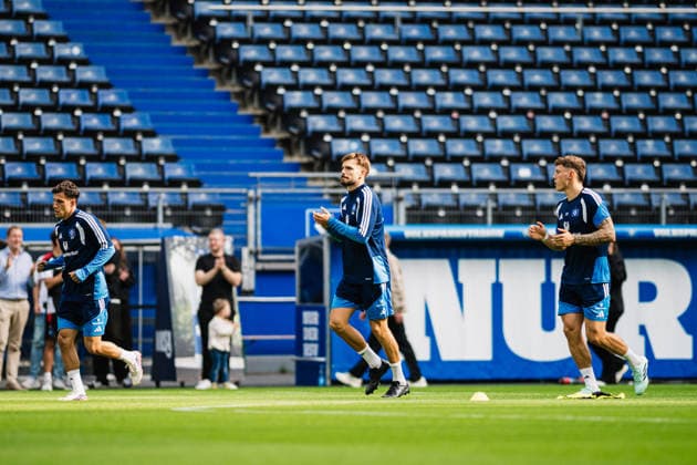 Hamburger SV Training, September 15, 2026: Mario Vuskovic (44) of Hamburger SV is back in training, high-fiving the fans. Soccer, Training, Return. Mario Vuskovic at Hamburger SV training on September 15, 2026, at the Volksparkstadion, Hamburg DFL REGULATIONS PROHIBIT ANY USE OF PHOTOGRAPHS AS IMAGE SEQUENCES AND OR QUASI-VIDEO Copyright: xBEAUTIFULxSPORTS Tonhäuserx