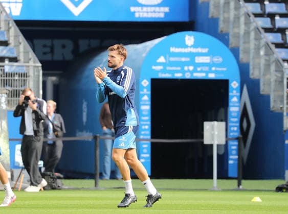 Soccer, Men s, 2026–2027 Season, 1. Bundesliga, Volksparkstadion, Hamburger SV, Public Training Session 1 Following a 4-Year Suspension, 44 HSV Mario Vuskovic. DFL regulations prohibit any use of photographs as image sequences and or quasi-video.