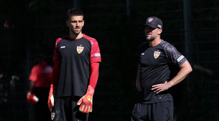 September 15, 2026, Germany, Stuttgart, VfB Stuttgart soccer practice; from left: Fabian Bredlow, coach Sebastian Hoeneß