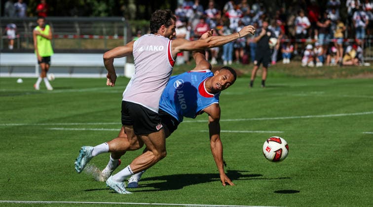 September 15, 2026, Germany, Stuttgart, VfB Stuttgart soccer practice, from left: Leonidas Stergiou, Jamie Leweling