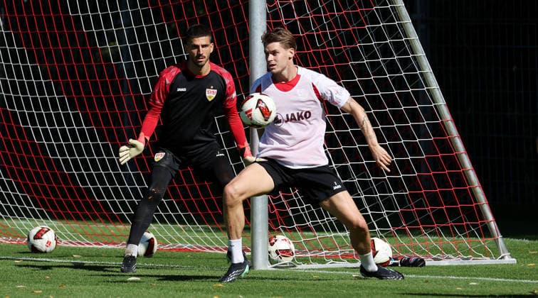September 15, 2026, Germany, Stuttgart, VfB Stuttgart soccer practice, from left: Fabian Bredlow, Ramon Hendriks, VfB