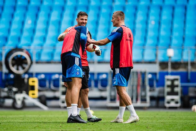 Hamburger SV Training, September 15, 2026 Mario Vuskovic, Hamburger SV, 44, with Daniel Heuer Fernandes, Hamburger SV, 1, Miro Muheim, Hamburger SV, 28; soccer, training, return; Mario Vuskovic; Hamburger SV training on September 15, 2026, at the Volksparkstadion, Hamburg; DFL regulations prohibit any use of photographs as image sequences and or quasi-video Copyright: xBEAUTIFULxSPORTS Tonhäuserx