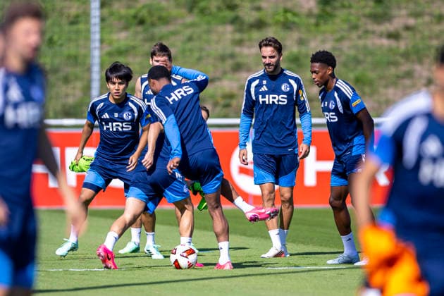 September 15, 2026, Soccer, FC Schalke 04 training: Satoshi Tanaka (FC Schalke 04), Kenan Karaman (FC Schalke 04), and Junior Adamu (FC Schalke 04) play rondo at the FC Schalke 04 training facility in Gelsenkirchen, North Rhine-Westphalia, Germany xRHR PHOTO YYx Copyright: RHR-FOTOx RHR-FOTO YY
