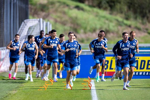 September 15, 2026, Soccer, FC Schalke 04 practice. The S04 players are warming up. Gelsenkirchen, FC Schalke 04 training facility, North Rhine-Westphalia, Germany xRHR PHOTO YYx Copyright: RHR-FOTOx RHR-FOTO YY
