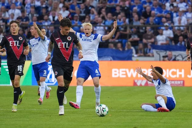 German Soccer, 3rd Division, Matchday 6, Hänsch Arena, Emslandstadion, Emsland District, Lower Saxony, Midweek Match, SV Meppen vs. Viktoria Köln: The Meppen players protest and demand an early yellow card Copyright: xMichelxWittex