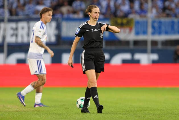 Referee Davina Lutz gestures during the 3. Liga match between MSV Duisburg and TSV Havelse at the Schauinsland Reisen Arena on September 15, 2026, in Duisburg, Germany. Photo by Oliver Kaelke, DeFodi Images. Referee Davina Lutz gestures during the 3. Liga match between MSV Duisburg and TSV Havelse at Schauinsland Reisen Arena on September 15, 2026 in Duisburg, Germany Photo by Oliver Kaelke, DeFodi Images DFB and DFL regulations prohibit any use of photographs as image sequences and or quasi-video Photo by Oliver Kaelke, DeFodi Images
