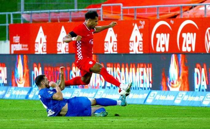 Sven Sonnenberg makes a strong save against Altglienicke; Paul Philipp Besong is on the ground. Zwickau Soccer, Northeast Regional League 2026–27: FSV Zwickau vs. VSG Altglienicke on September 15, 2026. FSV Zwickau vs. VSG Altglienicke